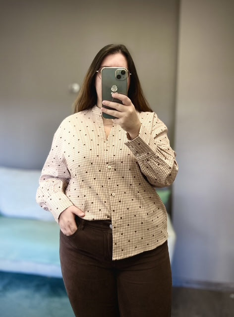 Chemise beige à petits coeurs marrons