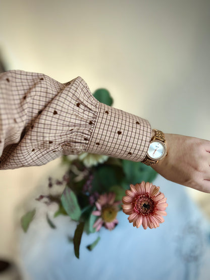 Chemise beige à petits coeurs marrons