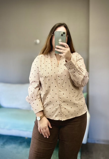 Chemise beige à petits coeurs marrons